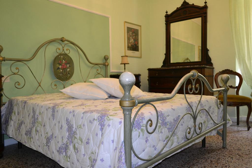 Corte Palazzo Picedi Benettini Sarzana Habitación foto
